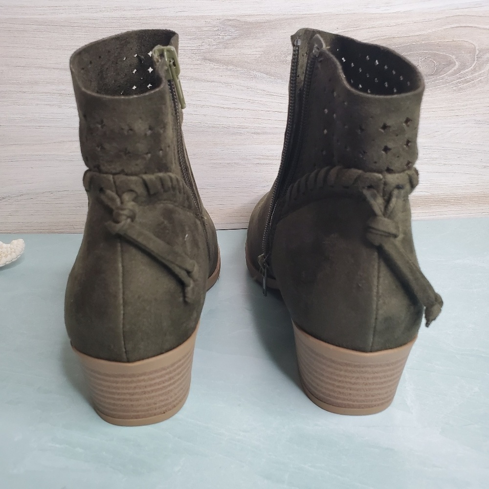 New! Western Laser-Cut Booties - Picture 4 of 8